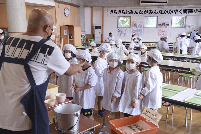 Número de alunos do ensino fundamental e médio no Japão caiu 1 milhão. na década