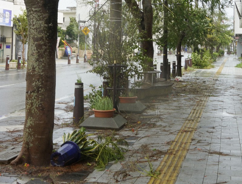 Tufão Muifa traz chuva e ventos fortes para as ilhas de Okinawa