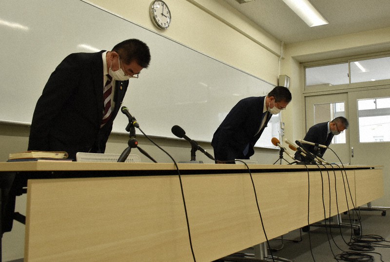 Por uma camisa, professor de ensino médio no Japão agride e desloca mandíbula de aluna