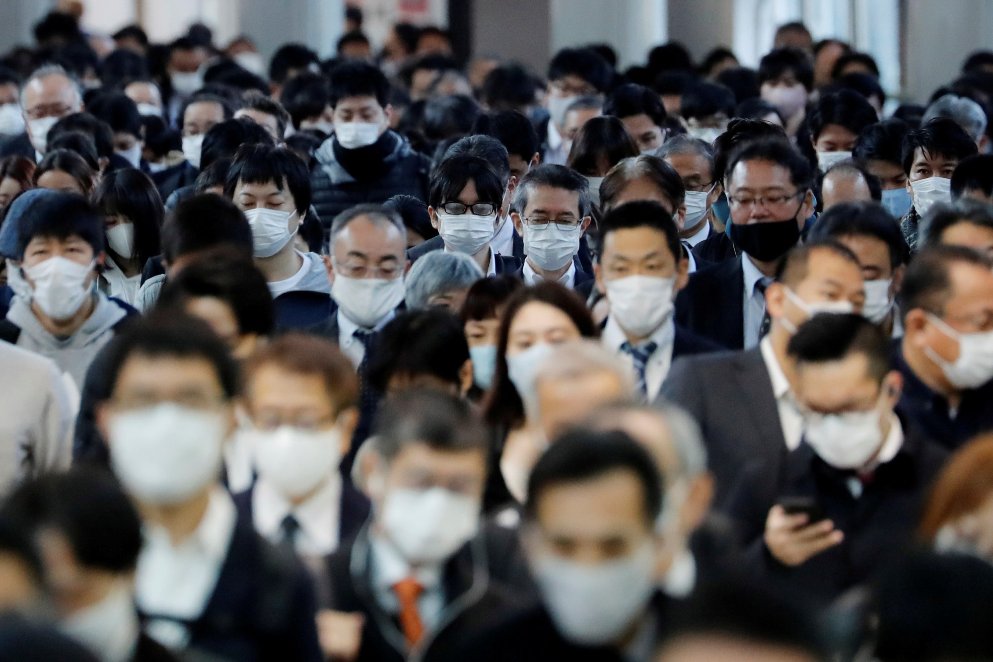 Japão planeja mudar diretrizes de uso de máscaras no transporte público e escolas