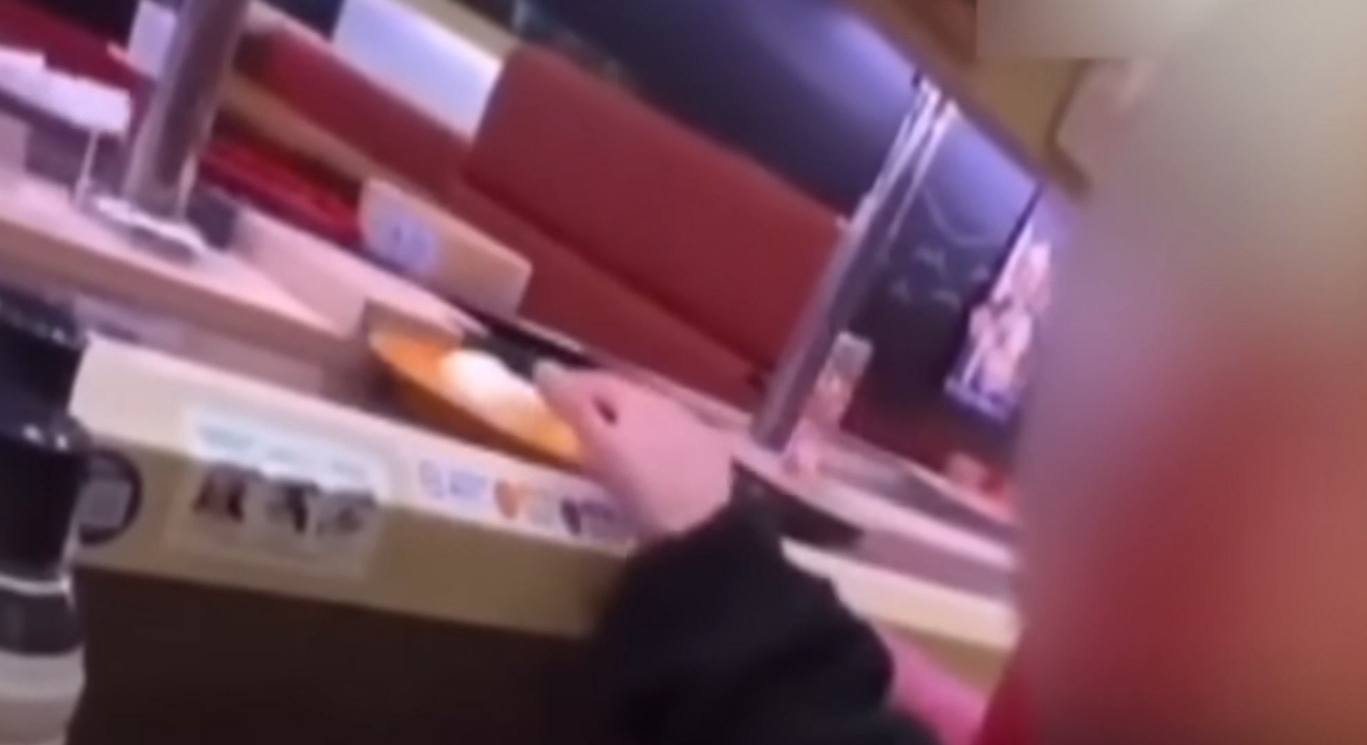 O terrorismo do sushi em restaurantes japoneses está causando revolta.