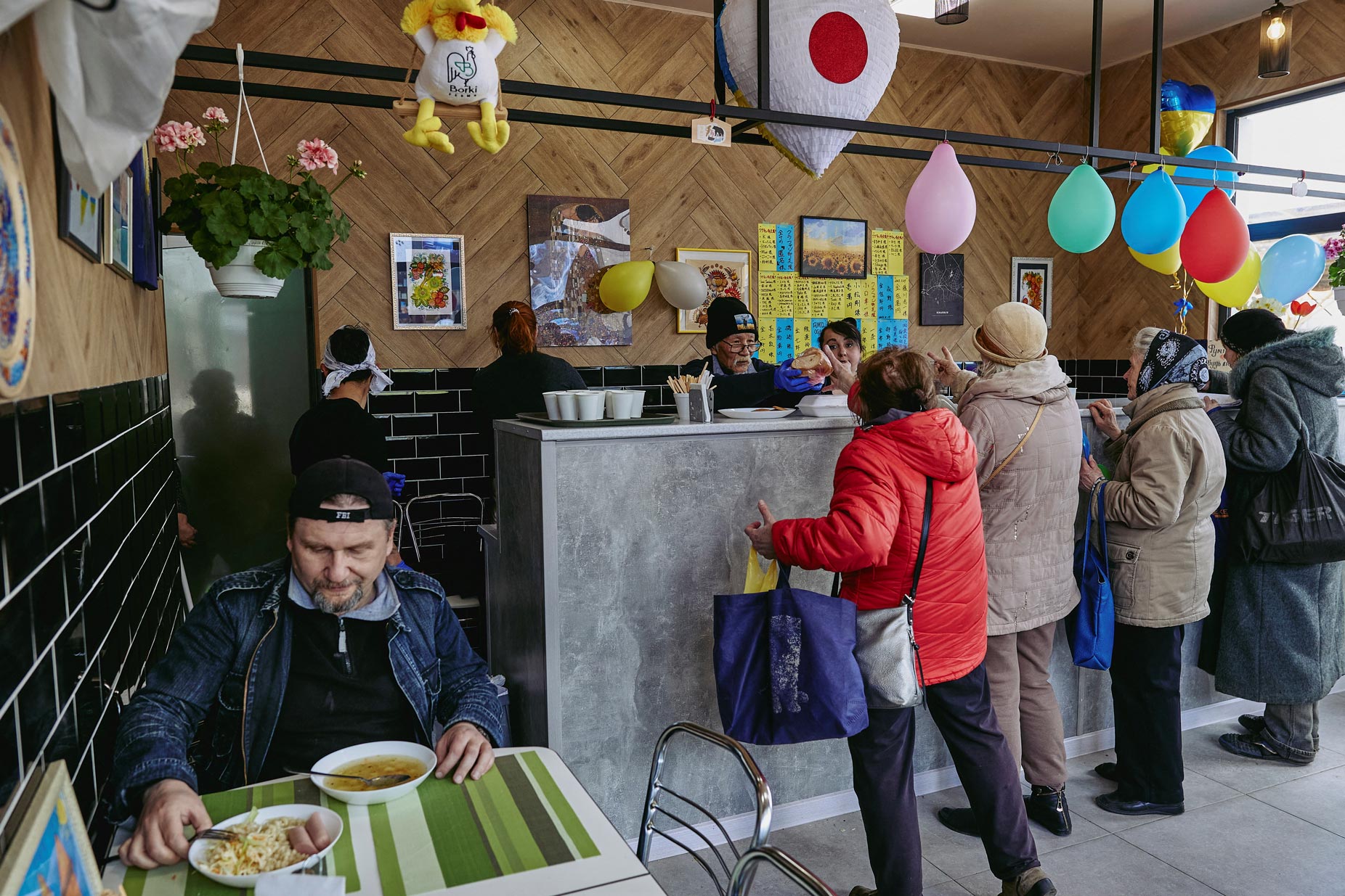 Japonês de 75 anos abre cafeteria gratuito na Ucrânia