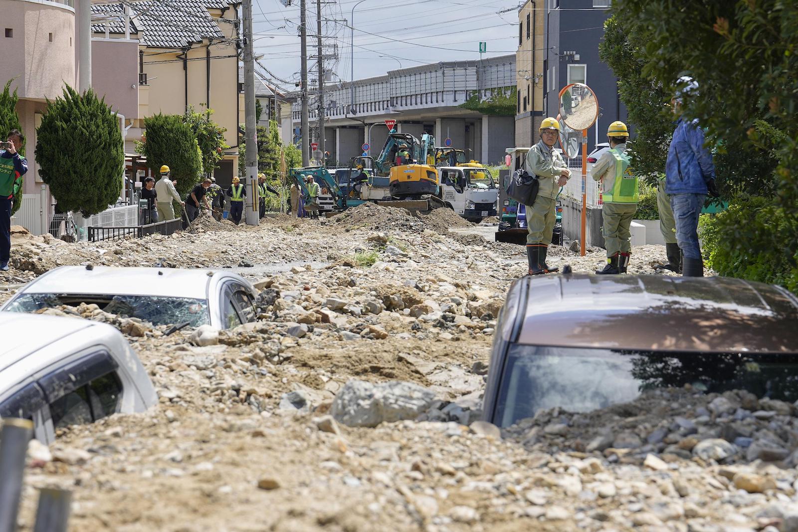 Fortes chuvas causam desabamento e inundam casas em Itami