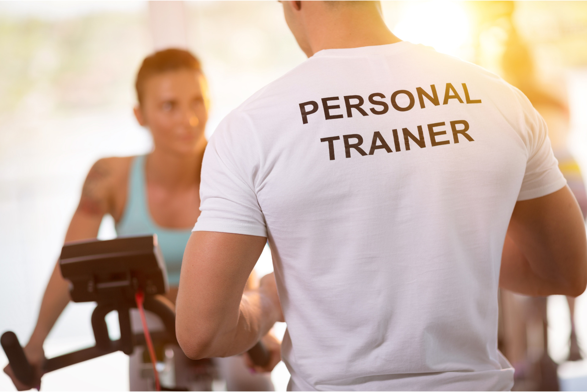 Investigação no Japão destaca riscos de personal trainers e orientação inadequada à saúde