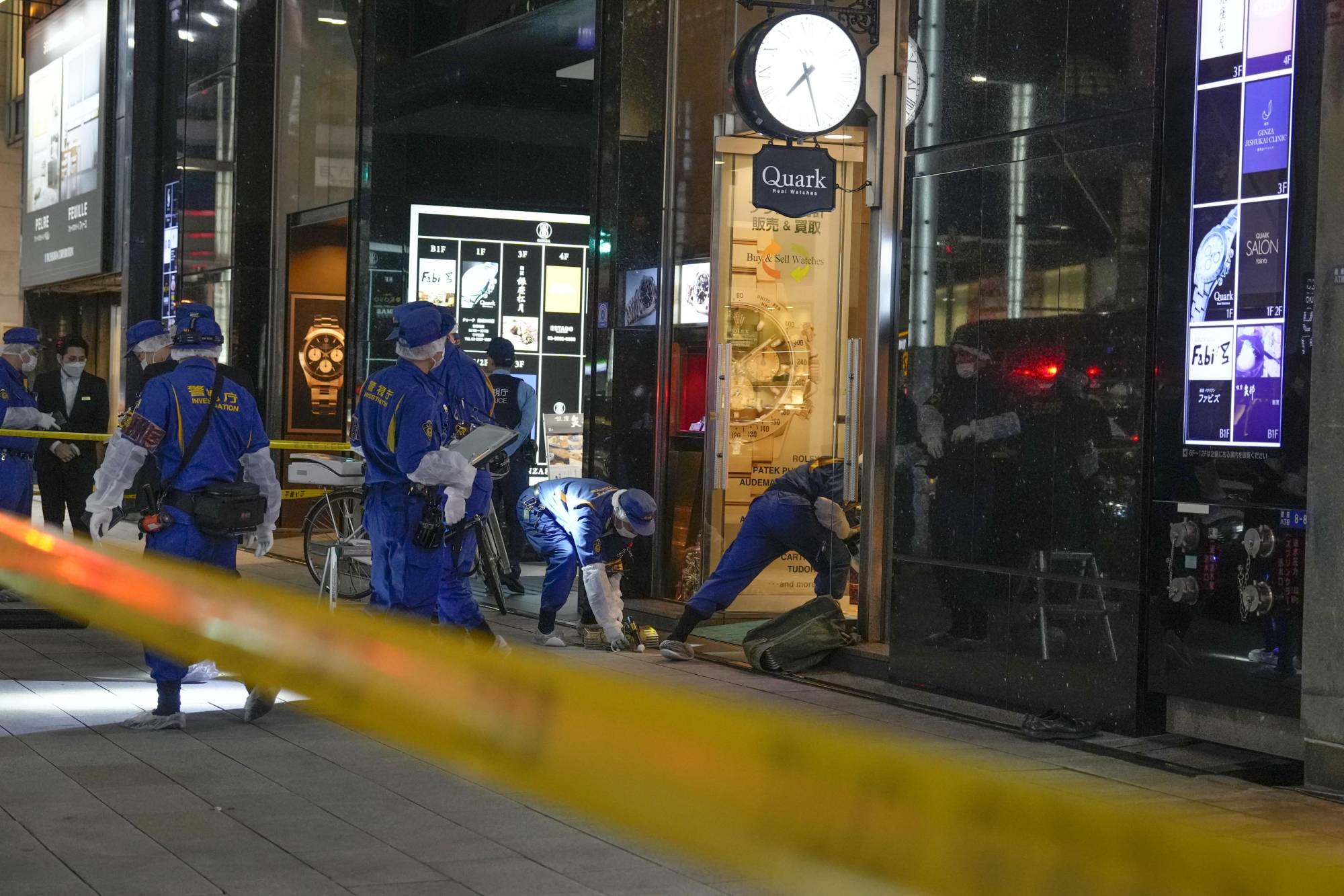 Jovens são presos por roubo em loja de luxo em Ginza