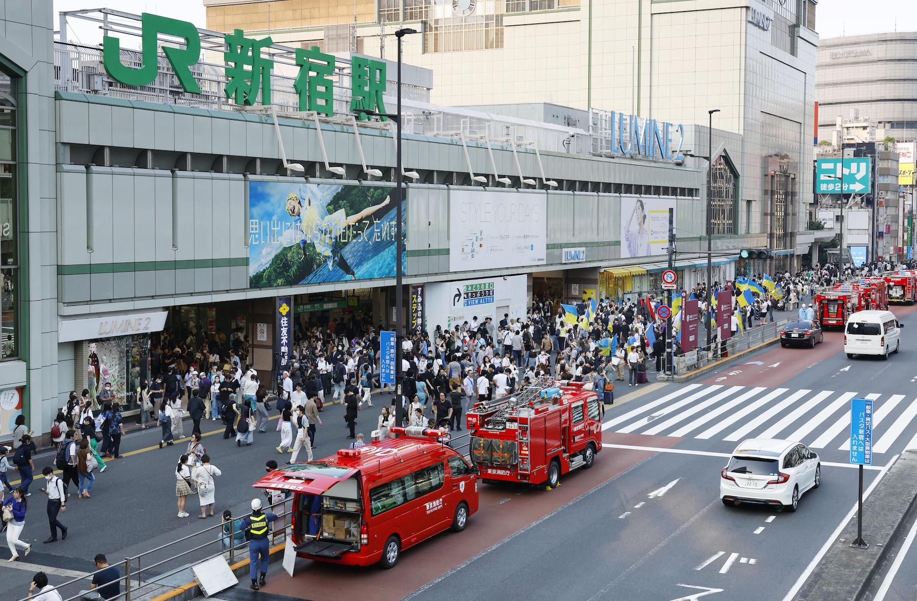 Incidente com faca leva a evacuação e transporte em Tokyo