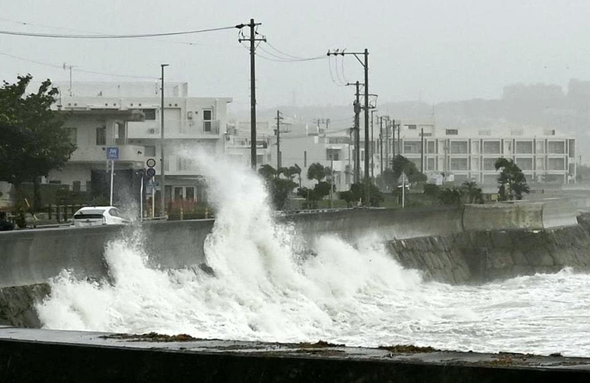 Tufão Khanun Causa Morte e Deixa Centenas de Milhares Sem Eletricidade em Okinawa