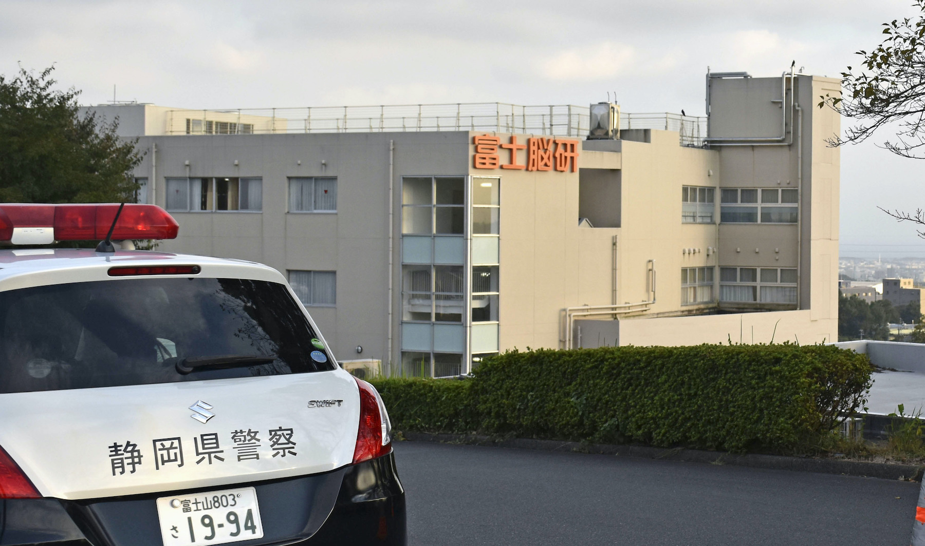 Homem esfaqueia fatalmente esposa e filha e depois se mata no hospital de Shizuoka